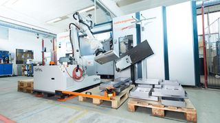 Das schwedische Unternehmen Opiflex hat eine patentierte Lösung entworfen, mit der große Industrieroboter mobil einsetzbar sind – ohne Schutzzaun.  (SICK AG)