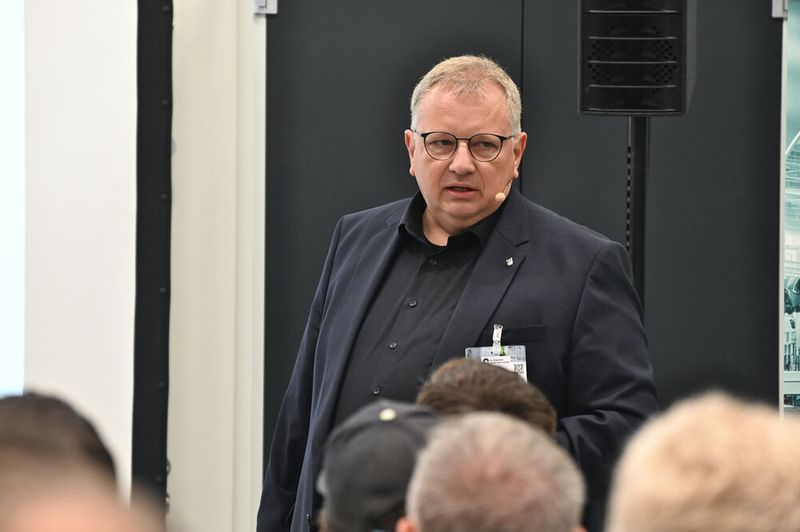 Jürgen Woll, Vice President Automation bei Dieffenbacher Maschinen- und Anlagenbau, zeigte, wie durch die eigene KI-basierte Plattform die Produktivität in seinem Unternehmen stieg. (Bild: Stefanie Michel)