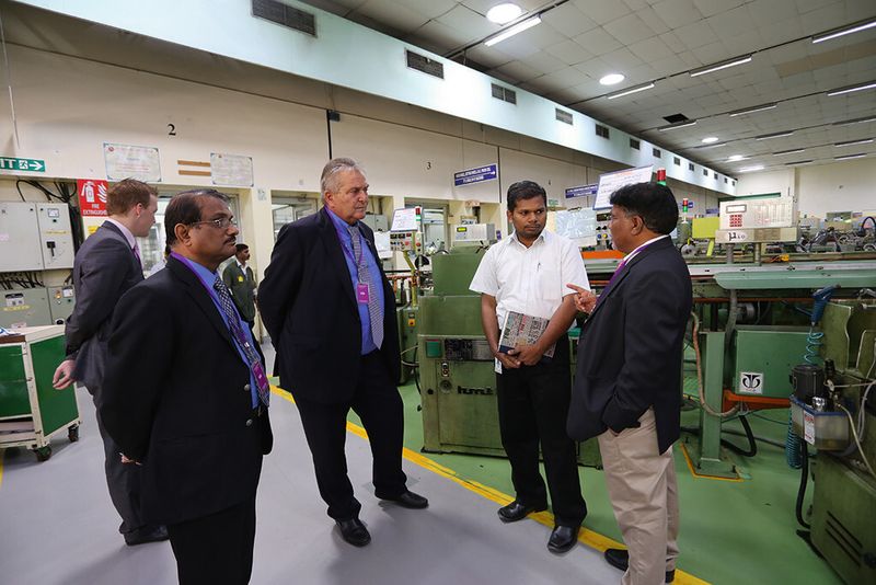 Bei Titan in der Uhrenproduktion (v. r. n. l.): K. Shanker, Geschäftsführer der Schaublin-Niederlassung in Indien, Mitarbeiter von Titan, Schaublin-Geschäftsführer Rolf Muster, Verkaufsmitarbeiter Machine Tools India der Region Bangalore. (Anne Richter, SMM)