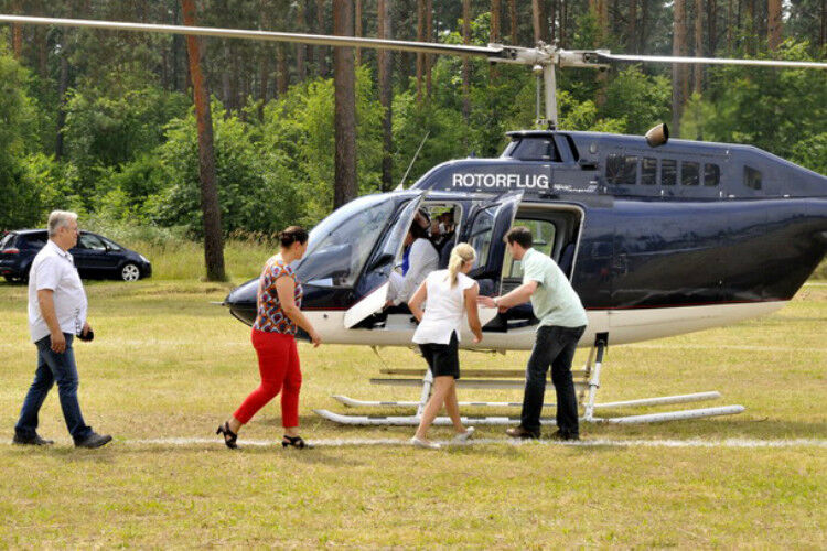 Highlight des Sommerfestes: Rundflug mit dem Helikopter. (Foto: Zietz)