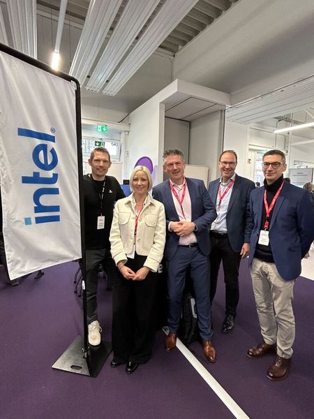 Christian Wiechert (Wortmann) schaute kurz am Intel-Stand vorbei. Marie Atasayar, Frank Kuypers, Torsten Kahrmann und Dimitry Artyukhin begrüßten ihn herzlich (Bild: Vogel IT-Medien GmbH)