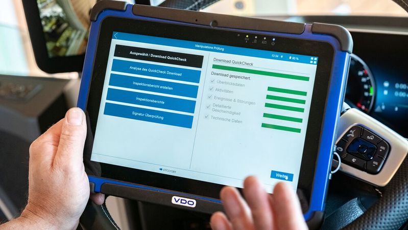 Mit dem Workshop-Tablet von VDO lassen sich viele Prüfungsschritte am Tachographen direkt vom Cockpit aus durchführen. (Bild:  Stefan Effner)