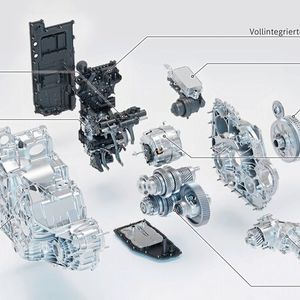 Ungewöhnlich für einen P2-Hybridantrieb: Die E-Maschine ist beim Antrieb des Mercedes-Benz CLA platzsparend ins Getriebe integriert.  (Bild: Mercedes-Benz)