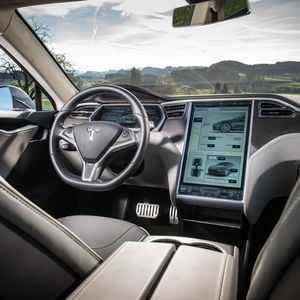 Bild 5: Update per Software: Tesla baut seine Autopilotfunktionen nach und nach über Softwareupdates aus.(Bild:  James Lipman : jameslipman.com)
