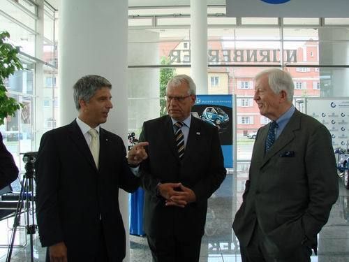 Dr. Armin Zitzmann (li.), stv. Vorstandsvorsitzender der Nürnberger Versicherungsgruppe, erläutert ZDK-Präsident Robert Rademacher (re.) persönlich die Vorteile der Zertifizierung. Hans-Günter Seewald vom TÜV Nord hört aufmerksam zu. (Archiv: Vogel Business Media)