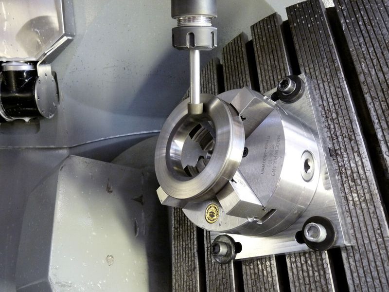 Bild 1: Hartstoffschichten erhöhen die Verschleißbeständigkeit von Umformwerkzeugen, allerdings ist eine Nachbearbeitung erforderlich, wie hier das Schleifen eines beschichteten Napfziehwerkzeugs. (Bild: ISF/IUL)