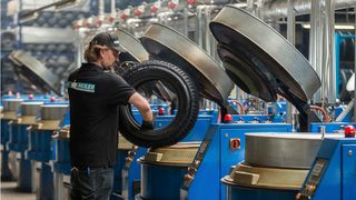 Aus für den Reifenrunderneuerer Reifen Hinghaus, der den Altreifen von King Meiler in bester Qualität ein zweites Leben eingehaucht hat. Das Unternehmen hat jetzt die Insolvenz angemeldet. Billigimporte und fehlende Unterstützung der Politik haben dazu geführt ... (Bild: King Meiler)