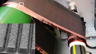 Die Detailansicht der laserstrukturierten Elektroden. Neueste Ultrakurzpuls-Laser können die empfindliche Aktivmasse punktgenau abtragen, ohne die verbleibenden Schichten zu beeinträchtigen.  (Bild: EAS Batteries)