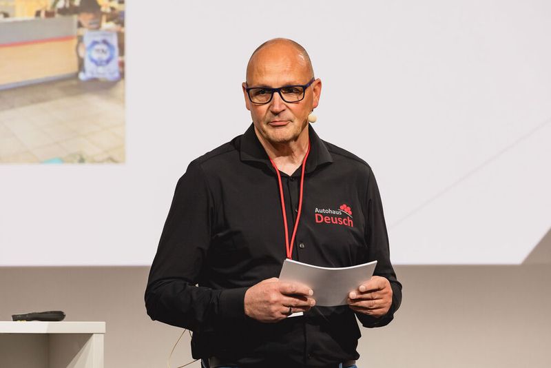 Wenn jemand zweimal den Deutschen Werkstattpreis gewinnt, dann muss er ziemlich viel ziemlich richtig machen. Was seine diesbezüglichen Erfolgsrezepte sind, das verriet Sven Wangler, Geschäftsführer des Autohauses Deusch, den Fachtagungsteilnehmern. (Bild: Stefan Bausenwein)