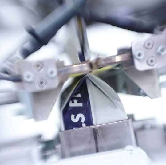 Der Roto-Packer Adams Mini füllt erstmalig pulverförmige Schüttgüter in kompakte PE-Beutel Die PE Säcke sind sauber, fest verschlossen und wetterfest. Reduzierter Materialverlust ist gleichermaßen gut für Umwelt und Budget.(Bild:  Haver & Boecker)