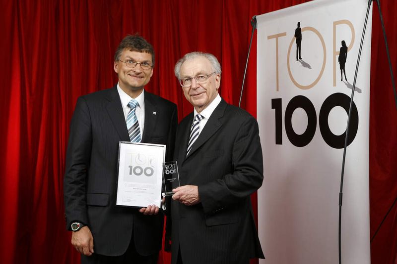 Hans-Martin Combé, Geschäftsführer von Belimed Technik, freut sich über die Ehrung.  (Bild: Compamedia)