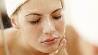 Schön sein, ohne schlechtes Gewissen: Evonik hat eine umweltfreundliche Alternative für Mikropartikel aus Kunststoff gefunden, die als Peeling in kosmetischen Artikeln verwendet werden kann. (Bild: Evonik)