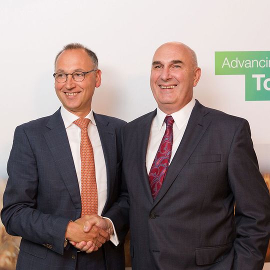 Werner Baumann (left), CEO of Bayer AG, and Hugh Grant, Chairman and Chief Executive Officer of Monsanto.(Source:  Bayer AG)