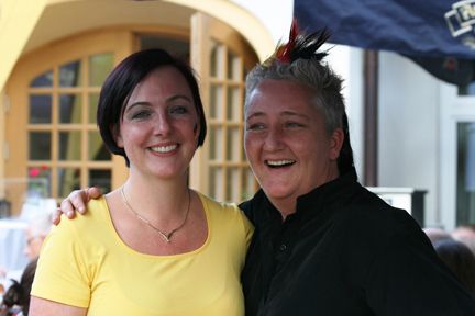 Melanie Ehrenreiter von Symantec und Sybille Lücke von Also freuten sich über die gute Stimmung und die zahlreichen WM-Fans. (Archiv: Vogel Business Media)