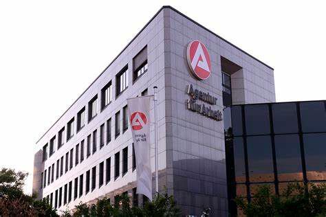 Droht für viele der Gang zur Agentur für Arbeit? Denn der Gesamtmetall-Chef Stefan Wolf blickt besorgt auf das nächste Jahr. Nach Lage der Dinge könnte es zu Entlassungen und Insolvenzen kommen. Hier seine Einschätzung und Erklärung ...(Bild:  Agentur für Arbeit)