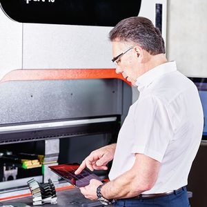 Die Echtzeit-Informationen aus dem ByCockpit bieten Anwendern die Möglichkeit, umgehend zu reagieren, wenn einzelne Fertigungsschritte nicht effizient laufen. Qualität, Zeit und Kosten der Produktion lassen sich damit schnell anpassen.(Bild:  Manuel Stettler)