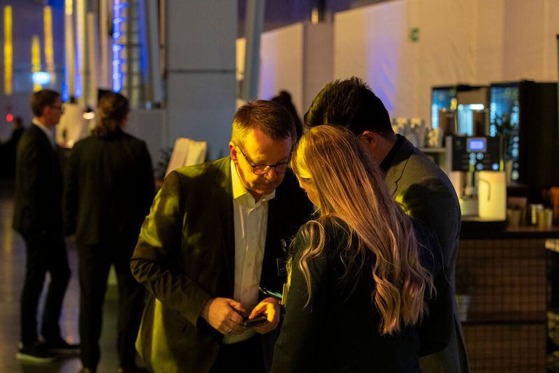 Bei der Award-Verleihung treffen sich Bekannte, Kollegen, Partner und netzwerken in lockerem Ambiente. (Bild: Vogel Communications Group / Human)