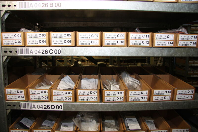 … rund 21.000 Kartons bereitgehalten. Beim Einlagern werden die Barcodes der im Wareneingang mit EAN 128 gekennzeichneten Artikel mit dem jeweiligen Lagerort verheiratet. (Bild: TUI fly)