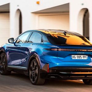 Einige Ähnlichkeiten des A390 zum A110 sind auszumachen, besonders die hintere Flanke (C-Säule) und das gewölbte Heckfenster(Bild:  Laurent Villaron)