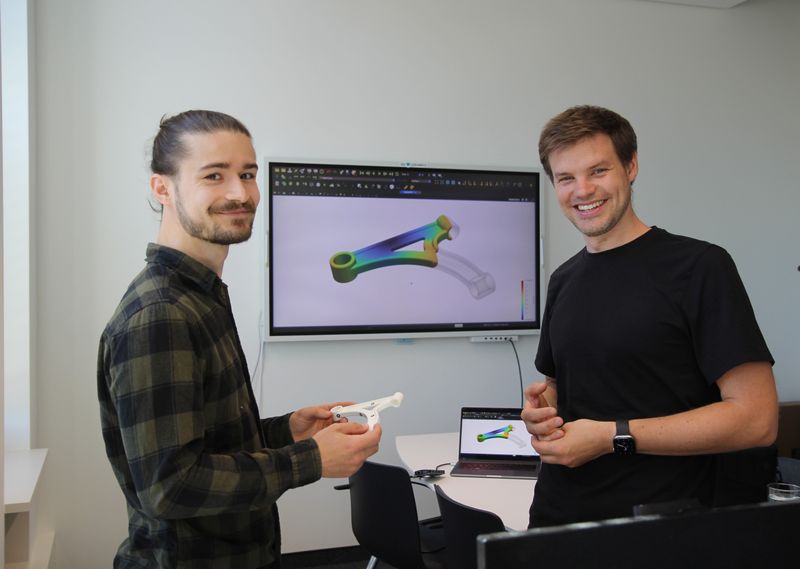 Nils Meyer (right) and project staff member Julian Greif are developing an AI tool to optimize component development in injection molding.(Source:  University of Augsburg)