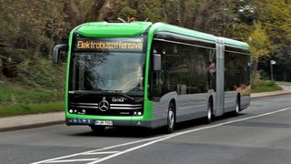 Noch nicht ausgedient: Altbatterien aus elektrischen Stadtbussen werden in Hannover zum Energiespeicher. (Bild: Daimler Truck AG)