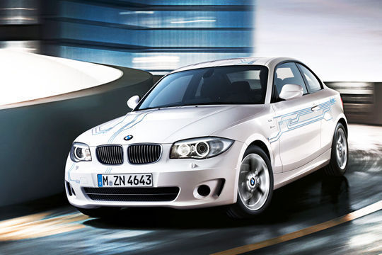 Einser unter Strom: Mit einer Kleinserie von 1.100 Exemplaren tritt der BMW 1er ActiveE die Nachfolge des vollelektrischen Mini E an. Er dient den Münchnern als rollendes Test-Labor für Elektromobilität im Alltag. (BMW)