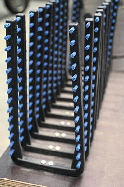 Für den sicheren Transport von Teilen nutzt Mauser die Fixierbürsten des U-Systems von Mink. (Bild: Stefanie Michel)