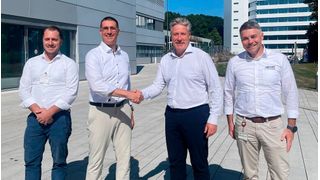 Andreas Lindemann, Geschäftsführer der Neura Mobile Robots (zweiter von rechts), schließt die Übernahme ab. Er und sein Managementteam haben umfassende Pläne für das fahrerlose Transportsystem von Bosch Rexroth. (Bild: Neura Robotics)