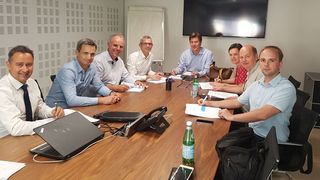 Das Management von Stemmer Imaging und Elvitec bei der Vertragsunterzeichnung. Von
links nach rechts: Yannick Harlaut, Marc Moreau (beide Elvitec), Christof Zollitsch
(Stemmer Imaging), David Lacroix (Elvitec), Lars Böhrnsen (Stemmer Imaging), Anne
Mogé (Elvitec), Martin Kersting und Baptiste Guldner (beide Stemmer Imaging). (Stemmer Imaging)