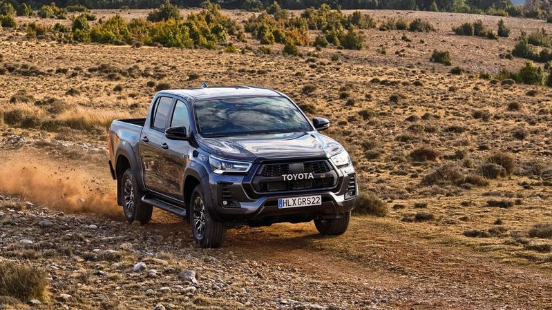 Unter anderem der Toyota Hilux ist vom Auslieferungsstopp betroffen.(Bild:  Toyota)