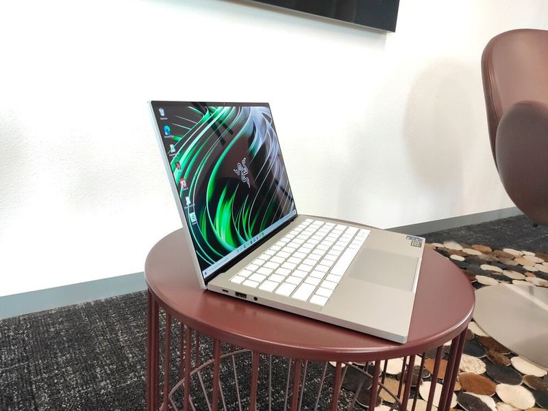 In dem gefrästen Aluminium-Chassis des Razer Book 13 arbeitet als CPU ein Intel Core i7-1165G7 mit vier Kernen und flotter Iris-Xe-Grafikeinheit. (Bild: Vogel IT-Medien)