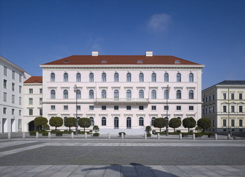 Das 1825 vom königlich-bayerischen Baumeister Leo von Klenze erbaute Palais Ludwig Ferdinand wurde 1949 von der Siemens AG übernommen. Hinter dem denkmalgeschützten Bau entsteht die neue Konzernzentrale. (Siemens AG)