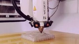 Die Hybridmaschine von Weber Additive und Reichenbacher während des Druckprozesses.  (Weber)