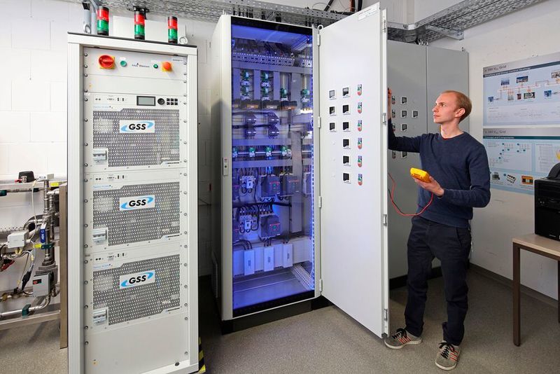 Arbeiten am zentralen Verteilerschrank des DC-Testnetzes am Fraunhofer IISB.
 (Fraunhofer IISB/Kurt Fuchs)