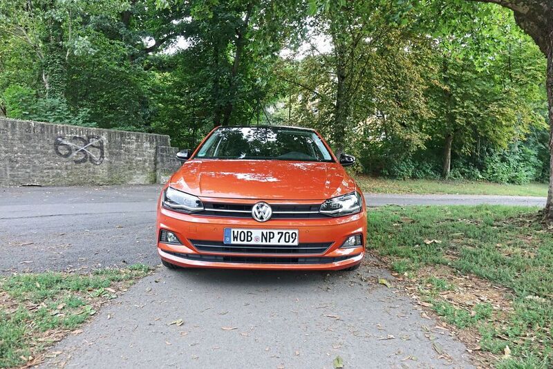 Auch der Polo hat die vom Arteon bekannte Zierleiste unterhalb der Motorhaube erhalten. (Sven Prawitz/»Automobil Industrie«)