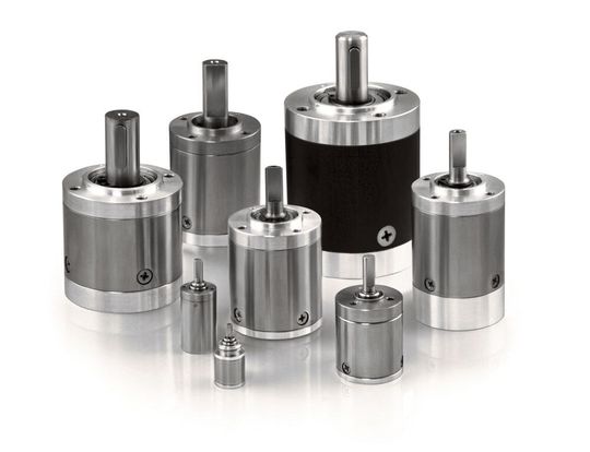 Planetengetriebe der Serie SVTG A von Servotecnica sind in kompakten Abmessungen erhältlich (3–44 mm) und zeichnen sich durch lange Lebensdauer sowie geringes Gewicht aus. Planetengetriebe der Serie SVTG A von Servotecnica sind in kompakten Abmessungen erhältlich (3–44 mm) und zeichnen sich durch lange Lebensdauer sowie geringes Gewicht aus.