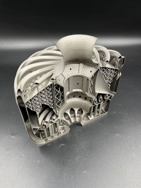 Das Mikro-Turbotriebwerk, dessen Rotor bis zu 50.000 min-1 erreicht, ist einerseits ein Technologiedemonstrator für additive Technologien in der Aerospace-Industrie, andererseits aber auch ein potenziell marktfähiges Produkt, das beispielsweise in kommerziellen oder militärischen Drohnen zum Einsatz kommen könnte.  (Bild: EOS, PTC)