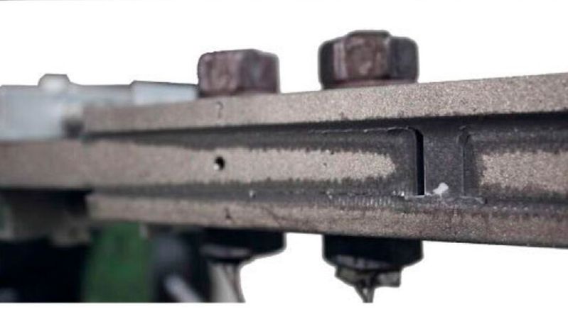 Durchgeführte Gleitfaktortests zeigen ein erfreuliches Potenzial im Hinblick auf den möglichen Einsatz in rutschhemmend vorgespannten Verbindungen. Dabei wird bereits nach 24 Stunden eine ausreichend hohe Festigkeit des flüssig aufgebrachten Metallpolymers erreicht.(Bild:  Diamant Polymer GmbH)