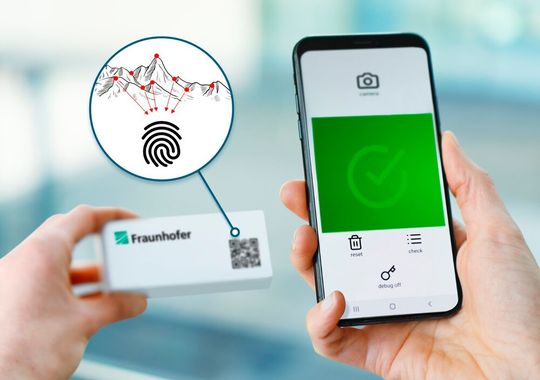 Digitaler Produktpass und Markenschutz in einem Code vereint: Das Identifikationssystem SmartID integriert die einzigartige Oberflächenstruktur einer Verpackung in einen fälschungssicheren QR-Code. (Bild:  Fraunhofer IAP)