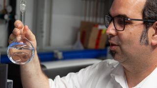 Der Jenaer Wissenschaftler Dr. Patrick Bräutigam untersucht Wasserproben. (Bild: Michael Stelter/ Uni Jena)