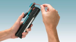 Mit der am Crimphandy angebrachten Schneidvorrichtung lassen sich Leiter auch gleich sauber ablängen. (Phoenix Contact)