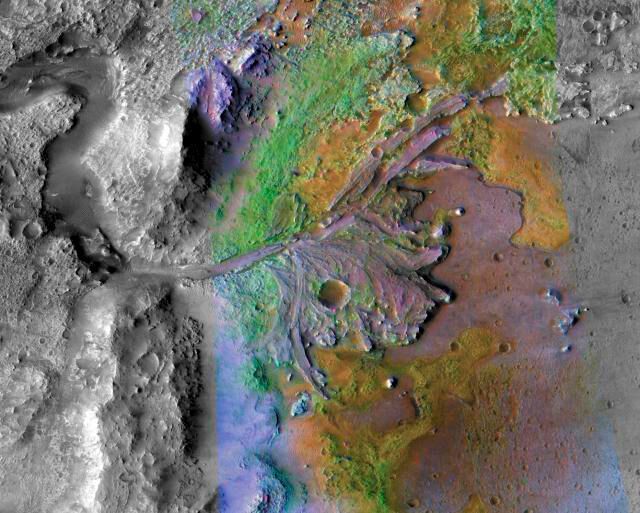 In dem alten Delta wurde eine Vielzahl interessanter Minerale detektiert. Dieses Bild zeigt eine Kombination von Aufnahmen zweier Kamerasysteme an Bord des Mars Reconnaissance Orbiters der NASA: hochaufgelöste Bilder der HiRISE-Kamera und darüber gelegte, eingefärbte Daten des Spektrometers CRISM, mit denen die unterschiedlichen Minerale sichtbar werden.  (NASA/JPL-Caltech/MSSS/JHU-APL)