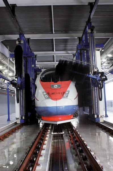 Seit Ende 2009 wird der russische Hochgeschwindigkeitszug Velaro professionell von einer Spezialwaschanlage der Firma BHB Waschanlagen Vertriebs GmbH gereinigt – und das höchst zuverlässig auch unter den extremen Bedingungen des russischen Winters.  (Bild: Mitsubishi)