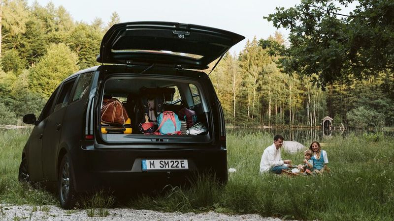 Mit seinem großen Kofferraum, fünf Sitzen und inzwischen 54-kWh-Batterie bis zu 305 Kilometern Reichweite eignet sich der Sion durchaus als Erstwagen.  (Bild: Jan Rosenow)