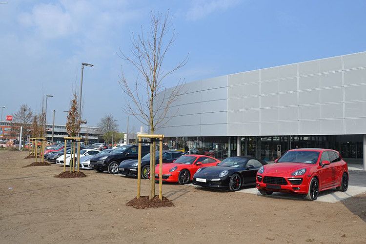 ... sie können auch alle fünf Porsche-Baureihen im Detail begutachten. (Foto: Michel)