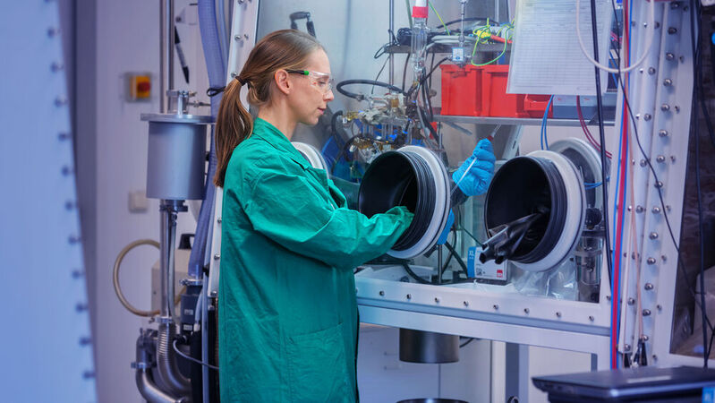 Dr. Juliane März bei der Probenvorbereitung für die NMR-Spektroskopie. Im Handschuhkasten löst sie die synthetisierte feuchtigkeits- und sauerstoffempfindliche Komplexverbindung in einem deuterierten Lösungsmittel und führt sie gleich darauf in ein Glasröhrchen mit speziellem Inertverschluss über.