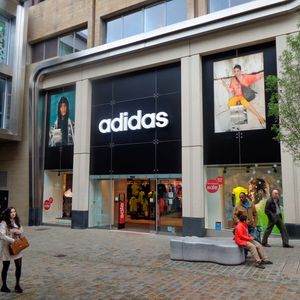 Platz 2 belegt Adidas. Vor allem die Mitarbeiterförderung soll herausstechen, auch die gute Atmosphäre und das junge Umfeld werden positiv bewertet. Negativ nennen Mitarbeiter die Bezahlung und komplexe Prozesse innerhalb des Unternehmens.(Bild:  Adidas shop / / CC BY-SA 3.0)