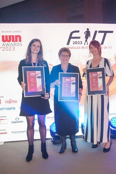 Die Gewinnerinnen aus dem Bereich »Women in eGovernment« | Kategorie »Digital Transformation«. Nicole Sommer (Silber), Sabine Meigel (Gold) und Christina Lang (Platin). (Bild: www.hamann.photo)