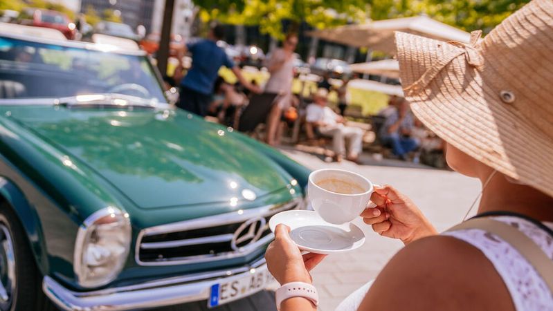 „Classics & Coffee“ macht auch in diesem Jahr seinem Namen wieder alle Ehre.(Bild:  Mercedes-Benz AG)