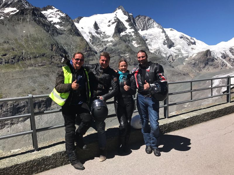 Am Großglockner vorbei auf dem Weg nach Augsburg: (v. l.) Werner Nieberle, Bernd Gold, Hannah Lamotte und Alin Manta (Vogel IT-Medien GmbH)